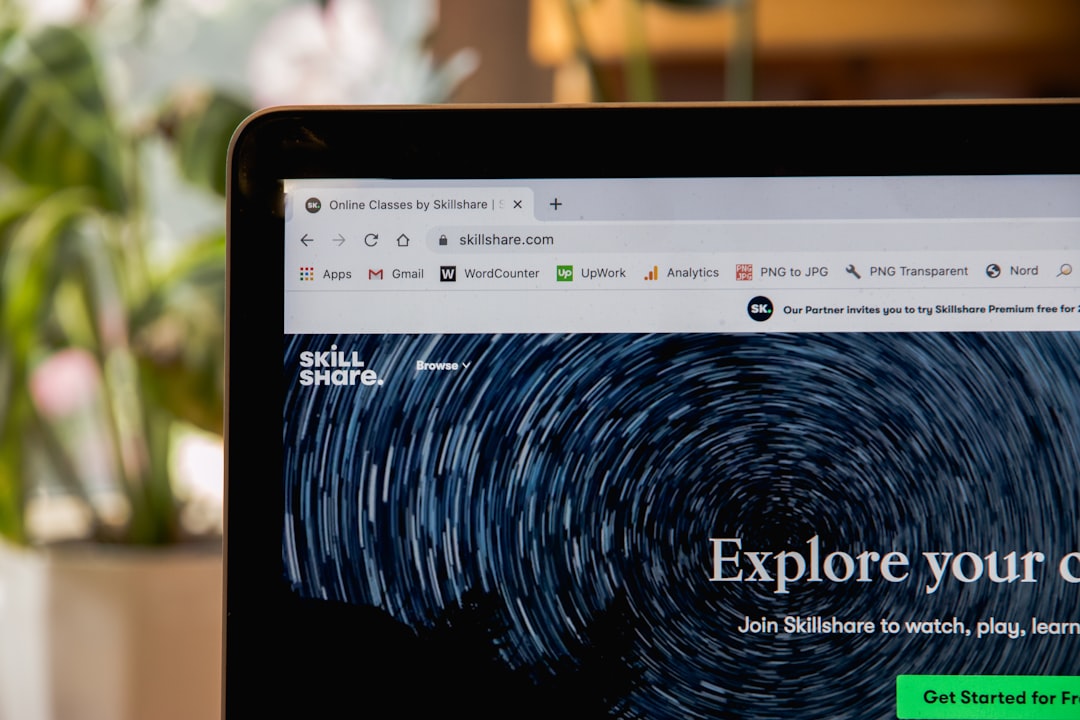 Profesional trabajando en ciberseguridad